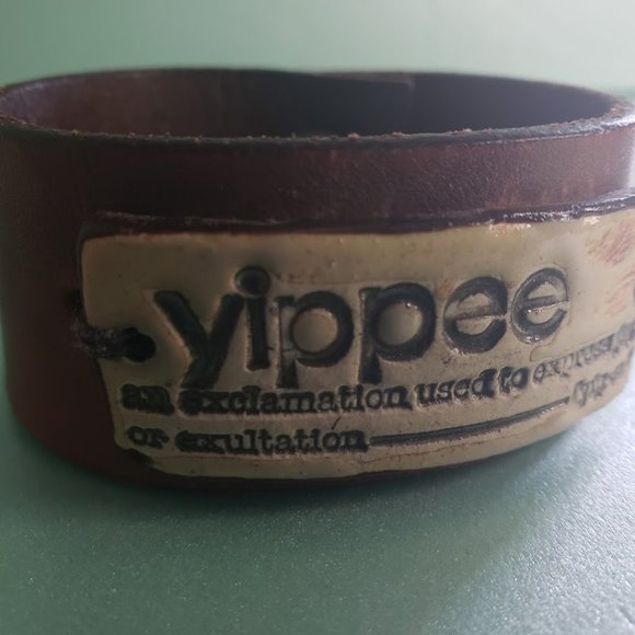 Leather cuff bracelet with ceramic piece reading "yippee ... - Picture 5 of 7